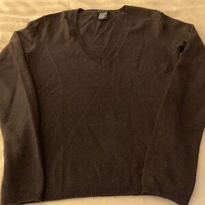 Theory V Neck Cashmere Long Sleeve Sweater in Brown. Size XS.